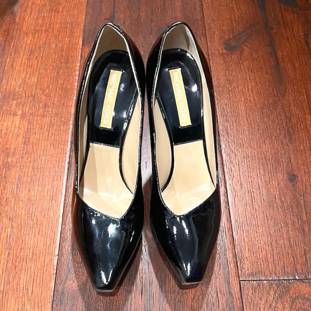 MICHAEL KORS PATENT LEATHER PLATFORM PUMP HEELS, SIZE 38, BLACK